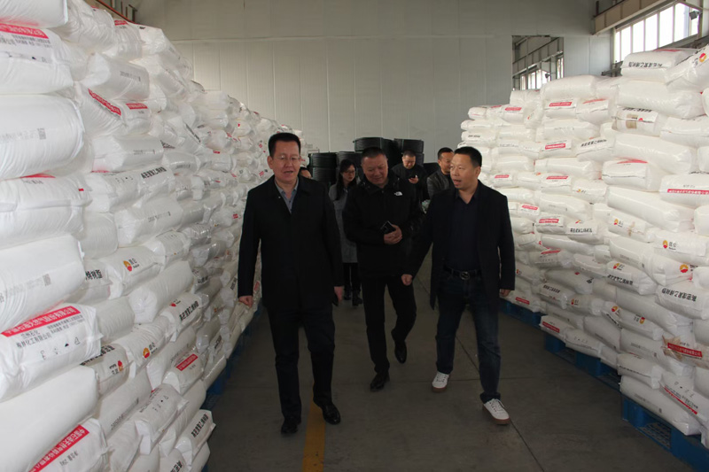 新疆天業(yè)集團(tuán)公司董事長(zhǎng)李河、譚新民等人蒞臨陜西甘霖實(shí)業(yè)公司考察指導(dǎo)工作