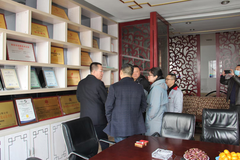 新疆天業(yè)集團(tuán)公司董事長(zhǎng)李河、譚新民等人蒞臨陜西甘霖實(shí)業(yè)公司考察指導(dǎo)工作